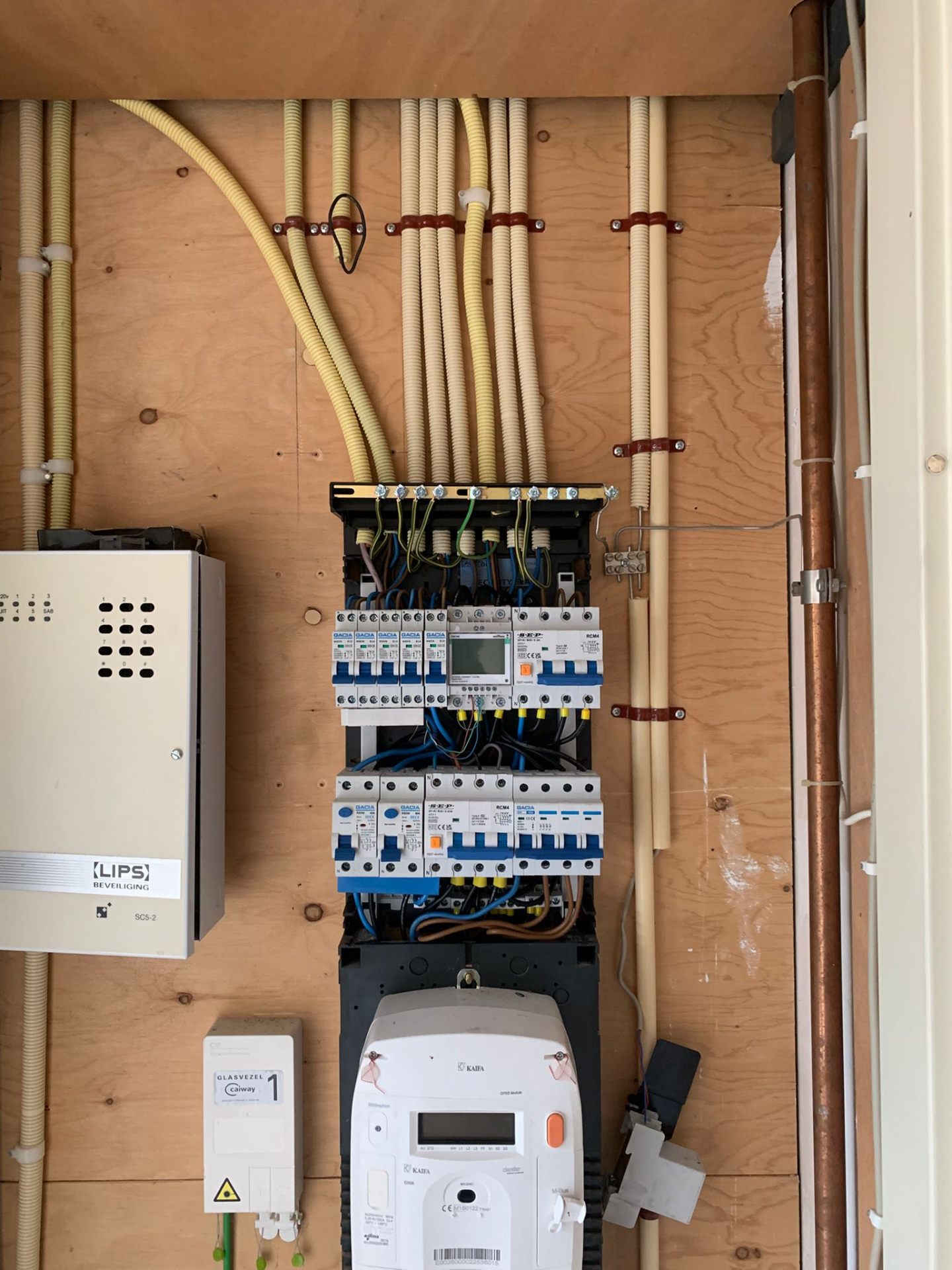Open verdeelkast met automaten en aardlekschakelaars tijdens een installatie