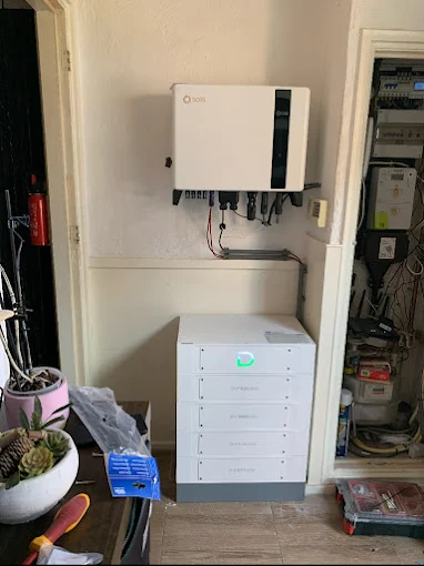 Thuisbatterij met omvormer gemonteerd naast de meterkast in een woning in Breda