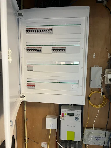 Nieuwe groepenkast met aardlekautomaten, strak afgemonteerd naast de meterkast