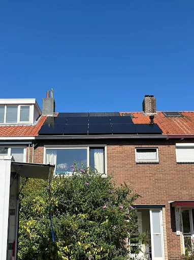 Zonnepanelen op het schuine dak van een rijtjeswoning in Breda