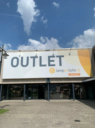 Verlichte gevelreclame van een winkelpand, aangesloten door Yoos Elektra