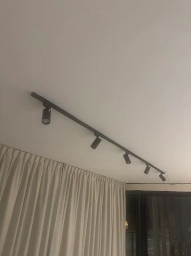 Railspots aan het plafond als onderdeel van een lichtplan in een woonkamer
